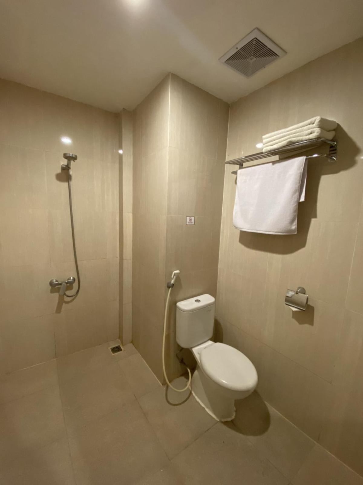 Front One Budget Malang By Azana Exterior photo